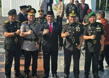 Kapolda Dampingi Gubernur Yulius Selfanus Ziarah ke Makam Mantan Gubernur Sulut di TMP kalibata