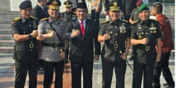 Kapolda Dampingi Gubernur Yulius Selfanus Ziarah ke Makam Mantan Gubernur Sulut di TMP kalibata