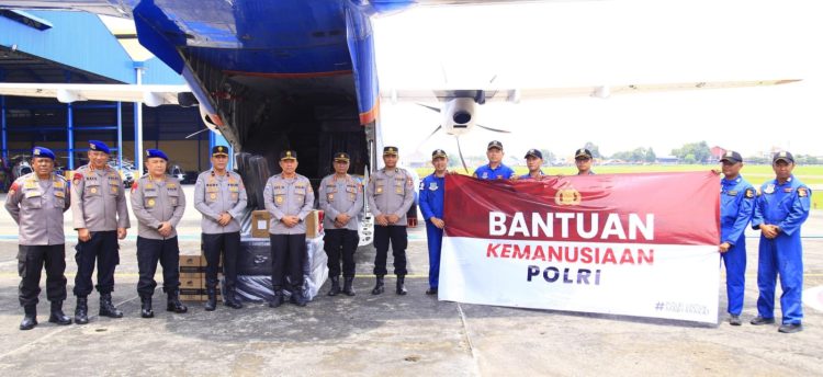 Polri Berangkatkan Bantuan Kemanusiaan ke NTT untuk Bantu Korban Banjir dan Longsor
