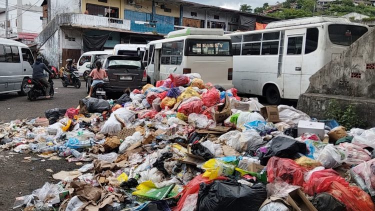 Terminal Karombasan Berubah Jadi Tempat Sampah, Warga Pertanyakan Kinerja Dishub