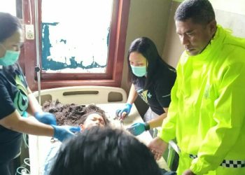 Banjir Bandang Terjang Sitaro, Polisi Bantu Evakuasi Warga