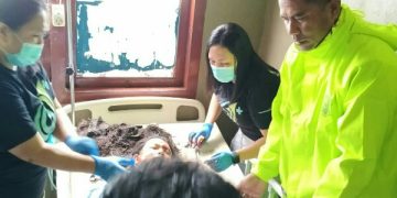 Banjir Bandang Terjang Sitaro, Polisi Bantu Evakuasi Warga