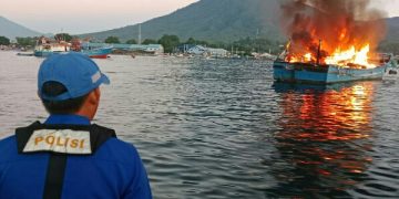 Reaksi Cepat Ditpolairud Polda Sulut Jinakkan Api di KM Maranatha 04, di Selat Lembeh