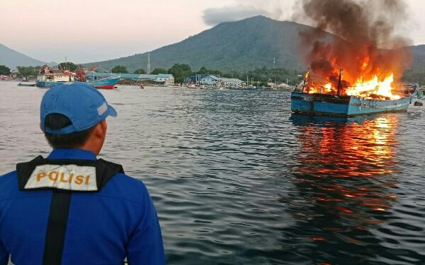 Reaksi Cepat Ditpolairud Polda Sulut Jinakkan Api di KM Maranatha 04, di Selat Lembeh
