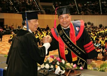 Kapolda Sulut Irjen Pol Roycke Harry Langie Resmi Sandang Gelar Doktor dengan Predikat Cumlaude