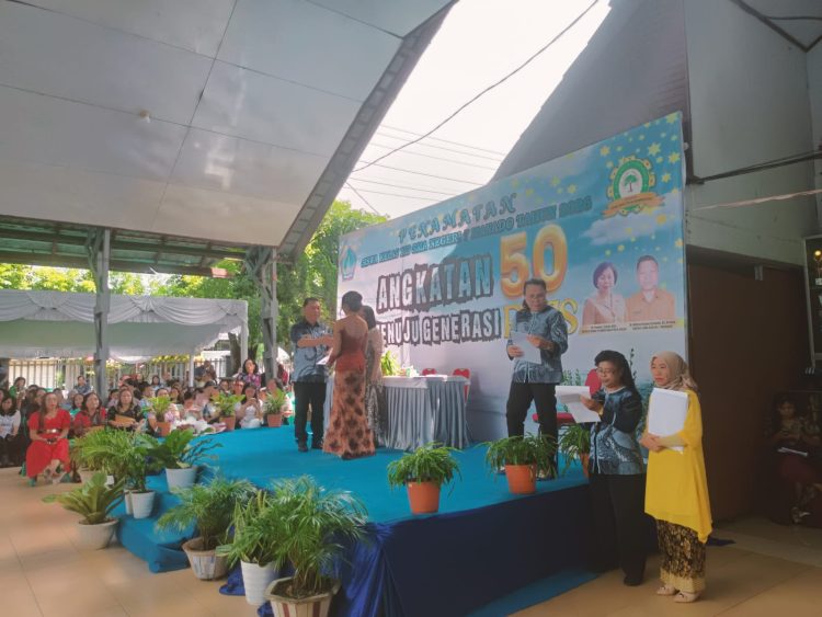 Kepala SMA Negeri 7 Manado Dr. Willem Hanny Rawung Antar 500 Siswa Menuju Generasi Emas