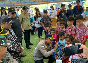 Polres Kepulauan Sangihe Bersama Forkopimda Salurkan Bantuan dan Berikan Trauma Healing Pascagempa di Pulau Terluar