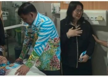 Kabar Duka, Gubernur Yulius Selvanus dan Istri Tampak Sedih Saat Melihat Jenazah Darwin Muksin