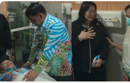 Kabar Duka, Gubernur Yulius Selvanus dan Istri Tampak Sedih Saat Melihat Jenazah Darwin Muksin
