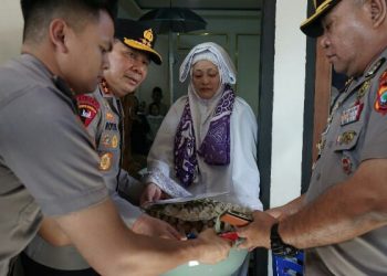 Kapolda Sulut Melayat ke Rumah Duka dan Besuk Korban Kecelakaan Drag Race di Kotamobagu