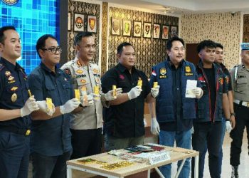 Polda Sulut Gagalkan Penyelundupan 16 Batang Emas Ilegal oleh Dua WNA Asal China di Bandara Sam Ratulangi