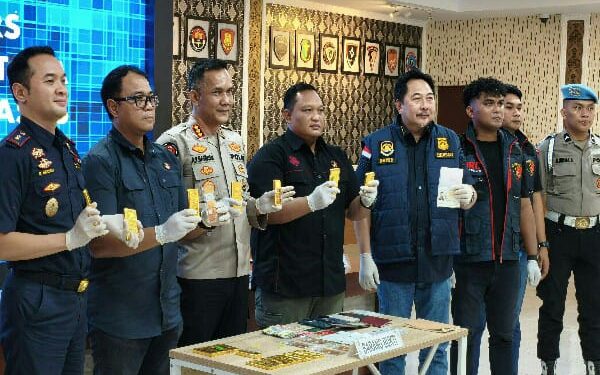 Polda Sulut Gagalkan Penyelundupan 16 Batang Emas Ilegal oleh Dua WNA Asal China di Bandara Sam Ratulangi